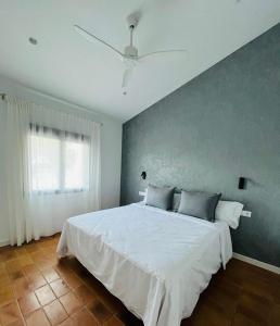 ベグールにあるCasa en Begurの白いベッドと青い壁のある寝室