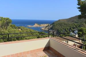 ベグールにあるCasa en Begurの家のバルコニーから見える海の景色