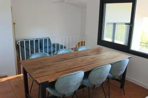 ベグールにあるCasa en Begurの木製テーブル(周囲に青い椅子付) +3枚の写真