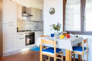 Nhà bếp/bếp nhỏ tại Villino Tavolara a San Teodoro