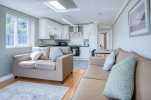 Kuchyň nebo kuchyňský kout v ubytování Ridgeway Hideaway - 1 Bedroom Holiday Home - Manorbier