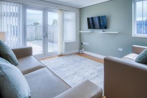 TV a/nebo společenská místnost v ubytování Ridgeway Hideaway - 1 Bedroom Holiday Home - Manorbier