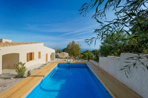 une piscine dans l'arrière-cour d'une maison dans l'établissement Villa Four by Sicily Travelling Villas, à Scopello