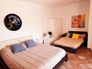 Un dormitorio con dos camas y un reloj en la pared. en I POGGI SUL GOLFO, en La Spezia