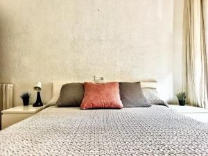 Una cama o camas en una habitación de Housing León Daoiz y Velarde 6 fotos más