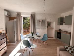 a kitchen and living room with a table and chairs at Casa Frida in Capraia