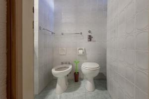 un baño con inodoro y bidé en Wonderful Mountains View, en Ponte di Legno 14 fotos más