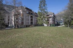 un gran campo de césped frente a un edificio en Wonderful Mountains View, en Ponte di Legno