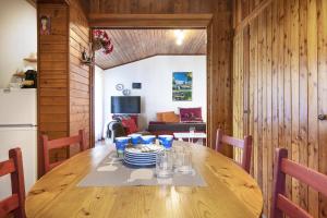 Un comedor con una mesa de madera y una cocina. en Wonderful Mountains View, en Ponte di Legno
