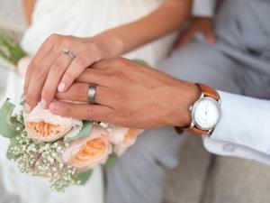 波罗瓜尼Strong Spells To Fix Relationship Problem的新娘和新郎将手放在花束上 更多6张照片