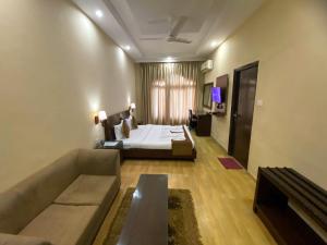 TV a/nebo společenská místnost v ubytování Sukhmantra Resort & Spa - Candolim Goa