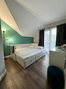 Un dormitorio con una cama blanca en una habitación. en Gradina cu Soare, en Fundătura