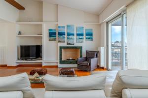 Televízia a/alebo spoločenská miestnosť v ubytovaní Elvita Athens Sea View Maisonette