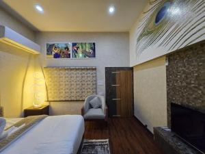 加姆布Vraj的带床和壁炉的酒店房间