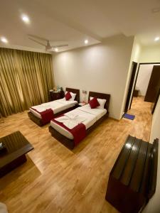 Sukhmantra Resort & Spa - Candolim Goa客房内的一张或多张床位