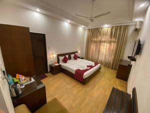 Sukhmantra Resort & Spa - Candolim Goa客房内的一张或多张床位