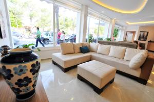 a living room with a couch and a large vase at Yeniceri City Hotel in Fethiye