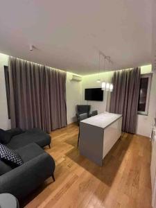 Giường trong phòng chung tại Grand Apartment +12 ảnh