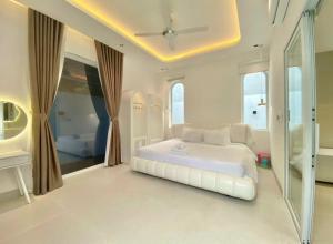 1 dormitorio blanco grande con 1 cama blanca grande en Villa Đà nẵng Lavender Luxury, en Da Nang 2 fotos más