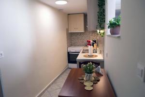 een kleine keuken met een houten tafel in een kamer bij Sophia's Summer Residence in Tolo +39 foto's