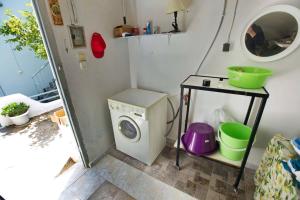 een wasruimte met een wasmachine en een wasmachine bij Sophia's Summer Residence in Tolo