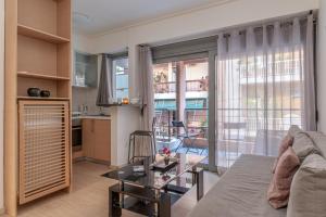 una sala de estar con un sofá y una mesa en Elvita Apartments, en Atenas