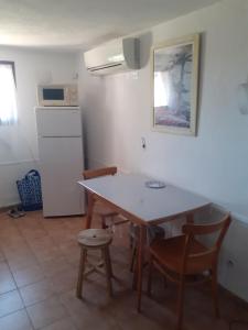 Kuchnia lub aneks kuchenny w obiekcie appartement climatisé 35 m2 pour 1 couple - piscine partagée -