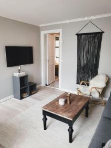 Μια τηλεόραση ή/και κέντρο ψυχαγωγίας στο Cozy apartment centrally located in the middle of the city