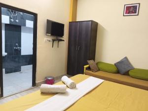 Televiisor ja/või meelelahutuskeskus majutusasutuses hotel kishangarh jaisalmer +37 fotot