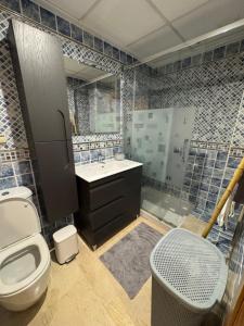 Un baño con inodoro, lavabo y ducha. en Изумительные апартаменты, en Calpe 25 fotos más
