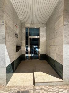 un pasillo con una puerta giratoria en un edificio en Изумительные апартаменты, en Calpe