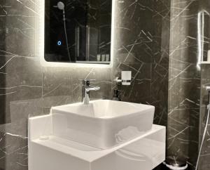 Zdjęcie z galerii obiektu SUMMER DEAL! Exclusive and Elegant with a Private pool w Dubaju
