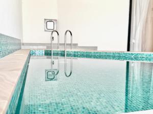 Zdjęcie z galerii obiektu SUMMER DEAL! Exclusive and Elegant with a Private pool w Dubaju