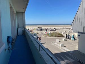 widok na plażę z balkonu budynku w obiekcie Berck w mieście Berck-sur-Mer +2 zdjęcia