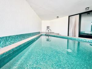 Zdjęcie z galerii obiektu SUMMER DEAL! Exclusive and Elegant with a Private pool w Dubaju
