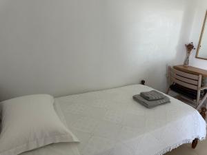 Postel nebo postele na pokoji v ubytování ELÉA Guesthouse himare