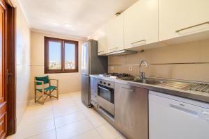 d'une cuisine équipée d'appareils en acier inoxydable et d'une fenêtre. dans l'établissement Porto Cristo 6 persons, à Manacor