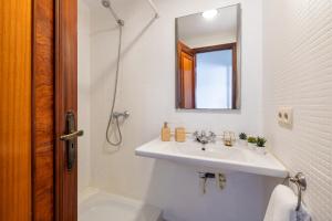 une salle de bain blanche avec un lavabo et un miroir dans l'établissement Porto Cristo 6 persons, à Manacor