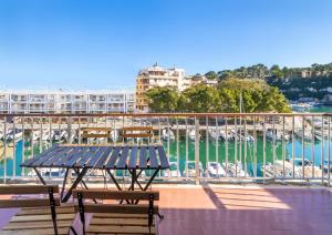 une table de pique-nique sur un balcon donnant sur une marina dans l'établissement Porto Cristo 6 persons, à Manacor