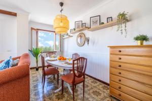 une cuisine et une salle à manger avec une table et des chaises dans l'établissement Porto Cristo 6 persons, à Manacor 4 autres photos