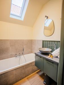 デ・パンネにあるVillage Normandieの洗面台と浴槽のあるバスルーム +24枚の写真