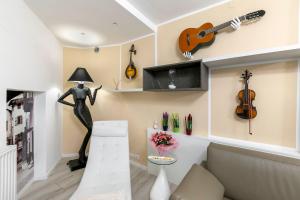 una sala de estar con una guitarra en la pared en Casa Elda - Happy Rentals, en Arco 17 fotos más