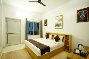 Postel nebo postele na pokoji v ubytování LA Riqueza Sushanti Retreat - Mountain View Rooms with Balcony # Pure Veg Restaurant # Jain Food Available # Parking # Customer's choice Hotel