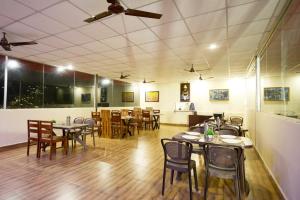 Restaurace v ubytování LA Riqueza Sushanti Retreat - Mountain View Rooms with Balcony # Pure Veg Restaurant # Jain Food Available # Parking # Customer's choice Hotel