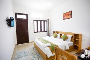 Postel nebo postele na pokoji v ubytování LA Riqueza Sushanti Retreat - Mountain View Rooms with Balcony # Pure Veg Restaurant # Jain Food Available # Parking # Customer's choice Hotel