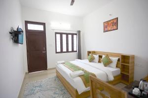 Postel nebo postele na pokoji v ubytování LA Riqueza Sushanti Retreat - Mountain View Rooms with Balcony # Pure Veg Restaurant # Jain Food Available # Parking # Customer's choice Hotel