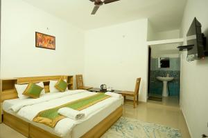 Postel nebo postele na pokoji v ubytování LA Riqueza Sushanti Retreat - Mountain View Rooms with Balcony # Pure Veg Restaurant # Jain Food Available # Parking # Customer's choice Hotel