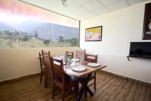 TV a/nebo společenská místnost v ubytování LA Riqueza Sushanti Retreat - Mountain View Rooms with Balcony # Pure Veg Restaurant # Jain Food Available # Parking # Customer's choice Hotel
