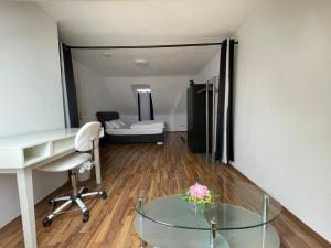 a room with a desk and a glass table at Geräumiges Komfort-Schlafzimmer im Zentrum von Kassel in Kassel