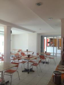 une salle à manger avec des tables et des chaises dans un restaurant dans l'établissement Pousada Praia De Guarajuba, à Guarajuba